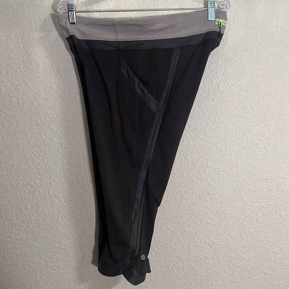 Lululemon Chase Me Crop II Leggings, size 12. - Picture 4 of 4